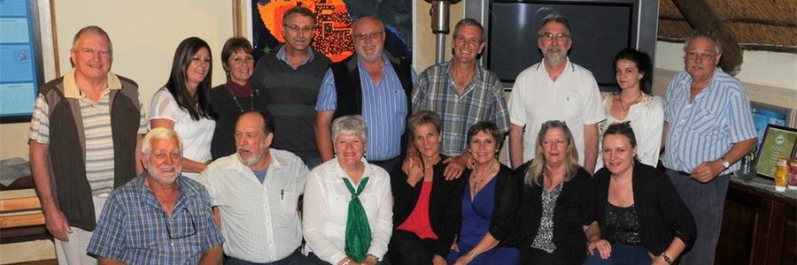 ‘n Groot deel van die Gansbaai Fotografieklub se lede het vanjaar die afsluiting van ‘n uiters suksesvolle Fotografie-jaar in die Great White House gevier, met die voormalige voorsitter, Christo Wessels agter 4de van links en langs hom die nuwe voorsitter, Riaan Jacobs. (Foto: Jane Bailey)